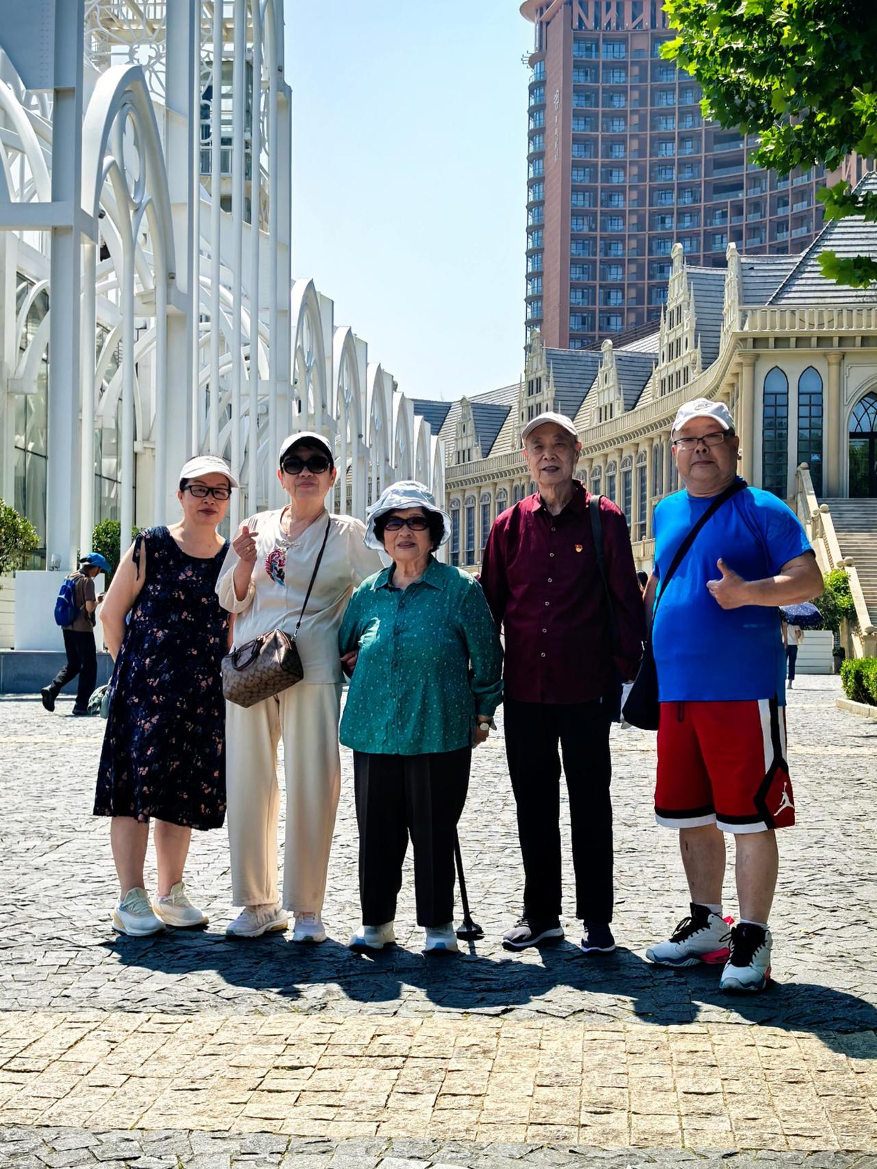 ，和91岁的姐夫到青岛影视基地打卡，美好的时光