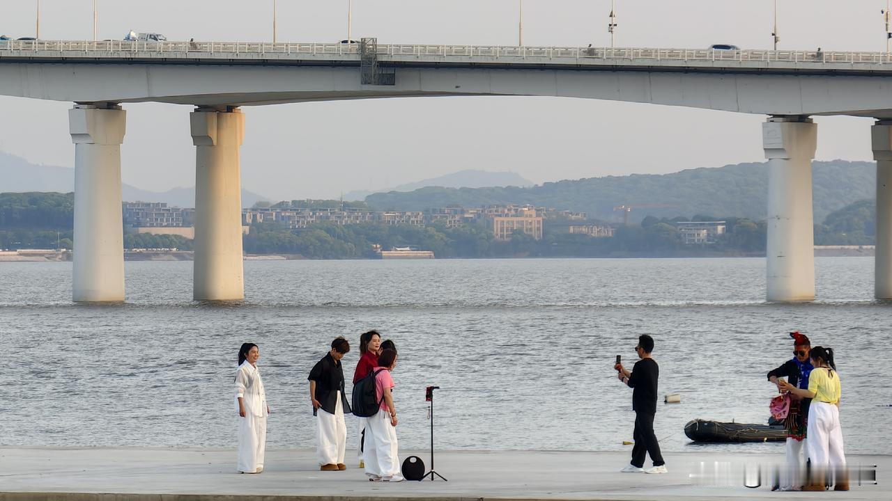 如果苏杭可以比作天堂，那么战火纷飞的地方就堪比作地狱。
今天的钱塘江，水面似乎更