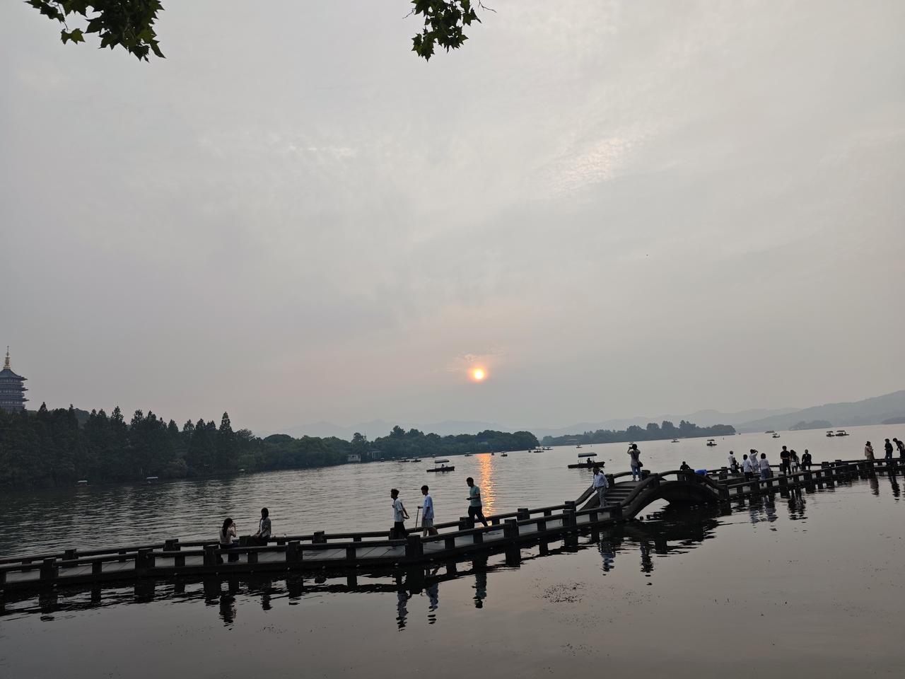 杭州西湖最让人心动的美景有：断桥残雪、苏堤春晓和雷峰夕照。每当夕阳西下的时候雷峰