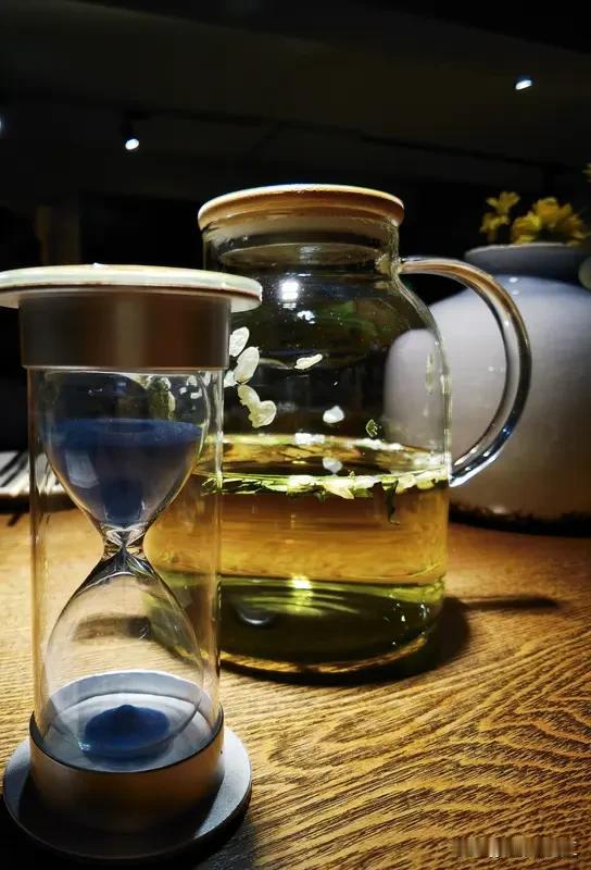 现在人最缺的，我觉得是“慢下来的耐心”。
瞧瞧身边，大家都像上了发条的机器。工作