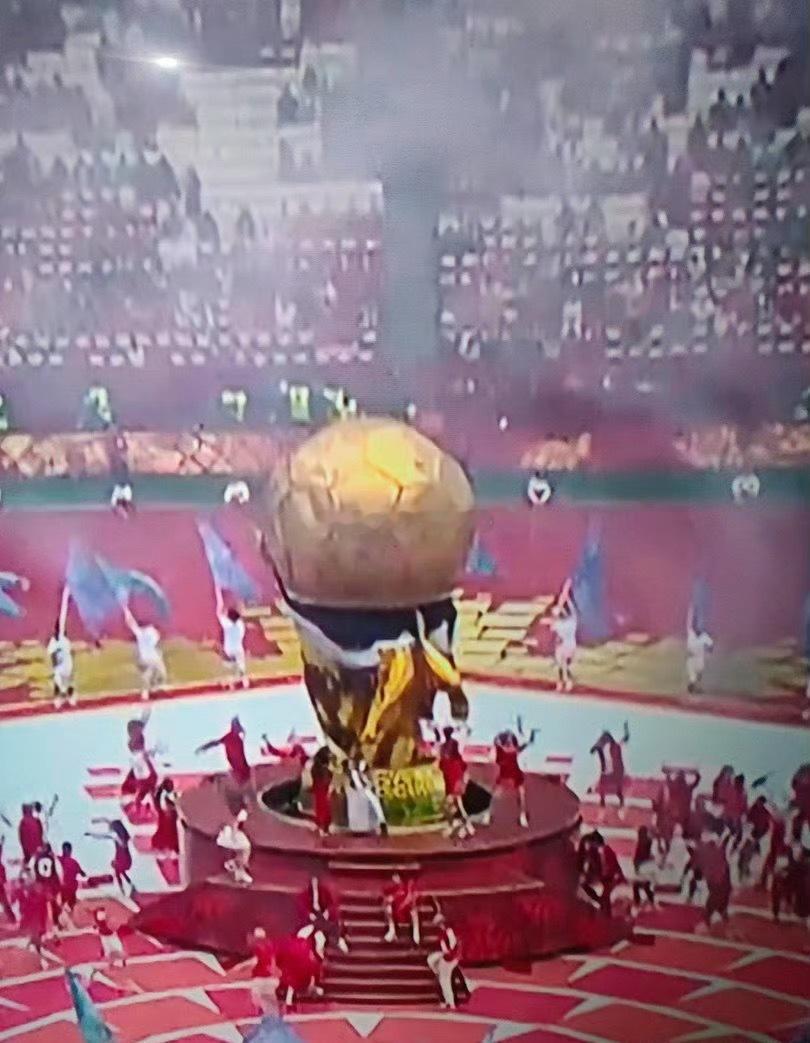大力神杯漏气了加拿大开幕式大力神杯脱落了这么离谱！开幕式上大力神杯充气失败，直接