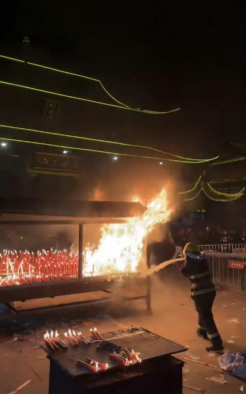 上海财神庙2万多人通宵求财太优秀了连夜求财