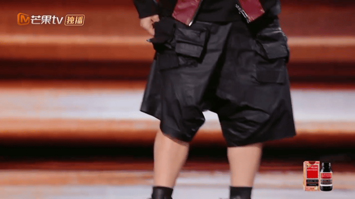 欧阳靖在零下的长沙穿短裤声生不息 零下的长沙，欧阳靖的短裤穿搭成了最大亮点，何炅