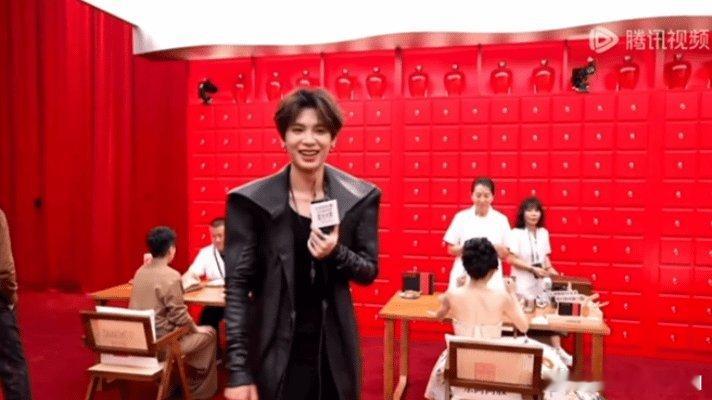 谁来救救这个黄明昊 他拿着话筒像接了个艰巨任务，采访结束后却交不回去，急得原地转