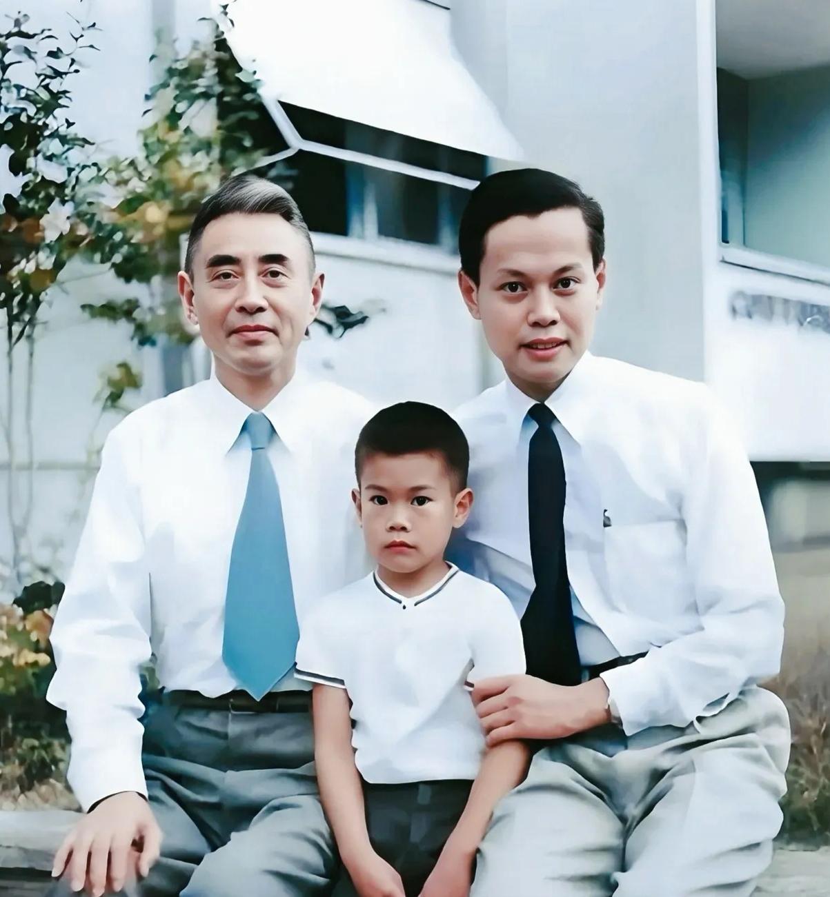 1957年，杨振宁与71岁的父亲杨武之和年幼的儿子杨光诺的珍贵合影，杨光诺的名字