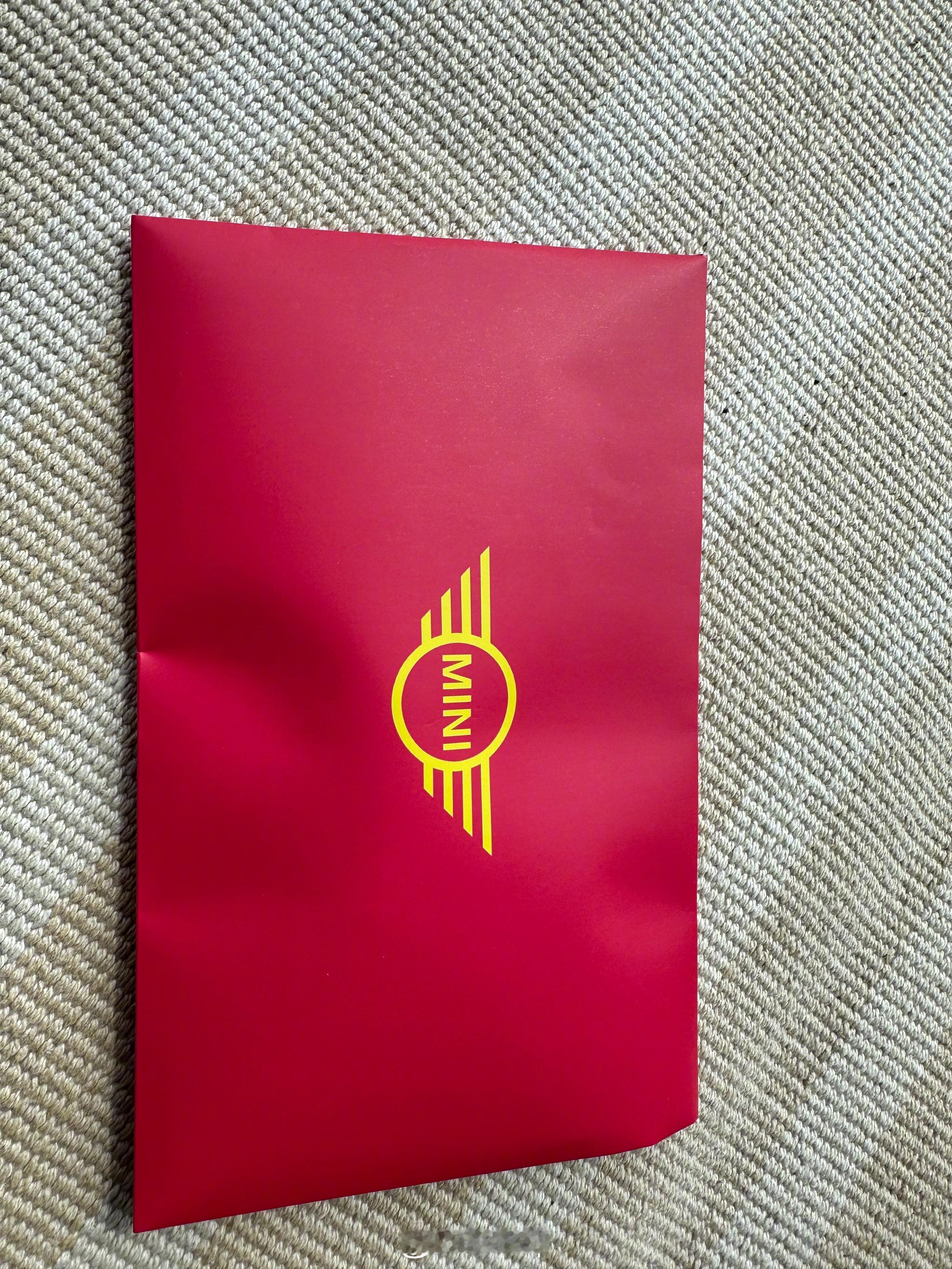 老套的就是大家的，车展上MINI送的“富贵加冕”和“永不焦绿”香氛挂件，送你了。