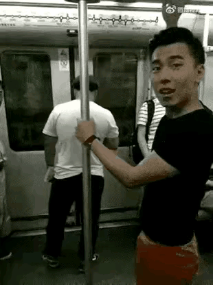大家怎么看男士这样的操作，可能嫌弃这个人站在地铁的门口，也不上也不下，反正就这么