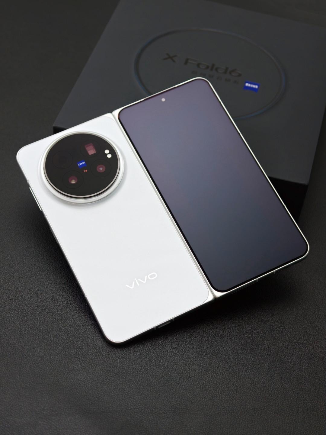 边缘使用3D热弯工艺，圆润弧边摸起来真的好舒服，vivoxfold6也是用上了磁