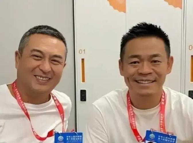 张嘉译和孙浩这俩人，一个唱《中华民谣》火遍全国，一个还在剧组跑龙套。

孙浩当年