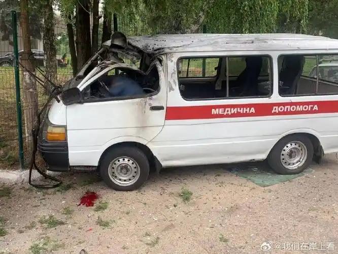 伊朗一辆救护车在执行紧急救援任务时遭遇导弹袭击。

当地时间3月9日，伊朗方面称