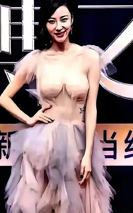 BLACKPINK短裤博眼球，家长怒斥带坏孩子，舞台尊严靠唱功非脱！
靠暴露吸引