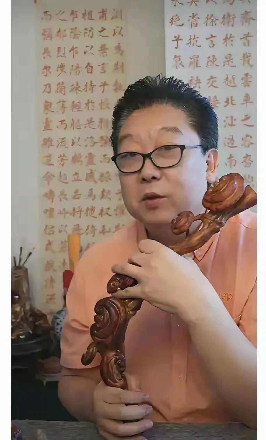 郑健，如果不是这两天在直播中评价了德云社，还真不知道相声圈还有这么一号人物。他说