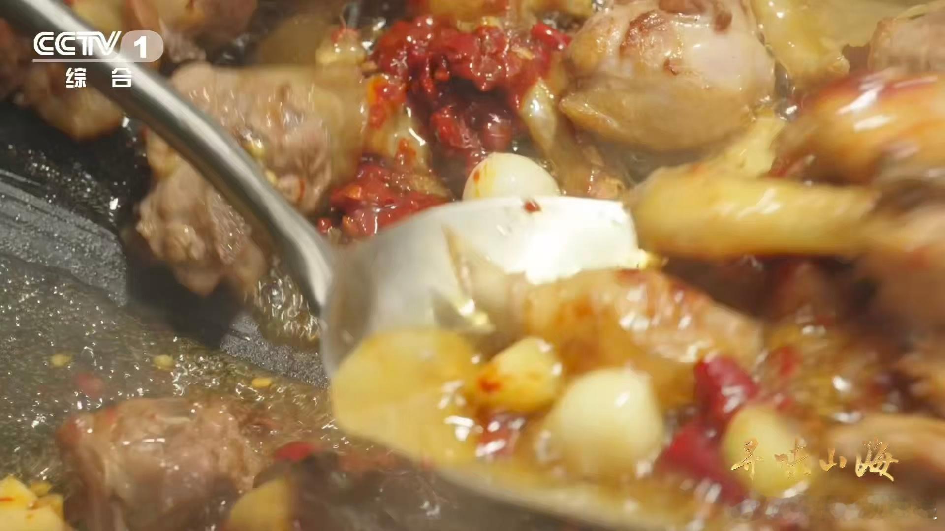 比肉还香的配菜魔芋是怎么变身下饭菜的 鸭肉的香和魔芋的糯在汤汁里完美融合，每一口