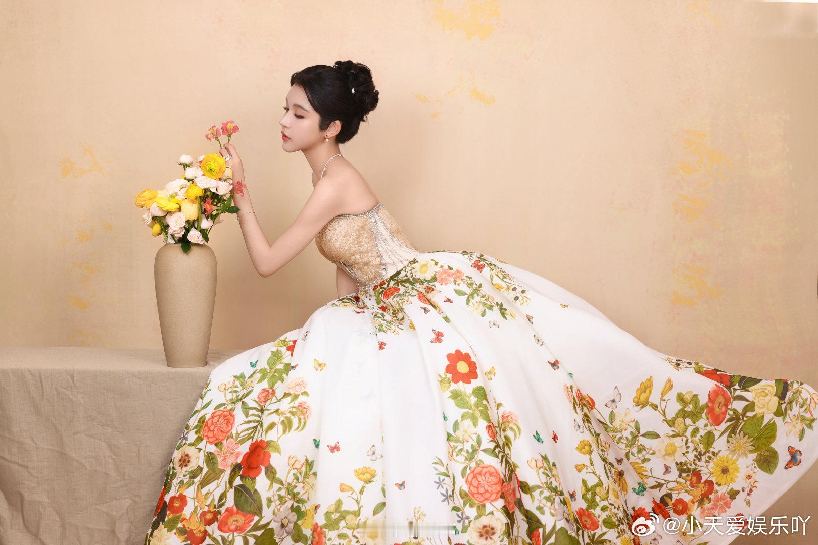 饶嘉迪的脸终于清晰了饶嘉迪的脸庞在舞台上终于被更多人看到，五官的精致让人心动，期