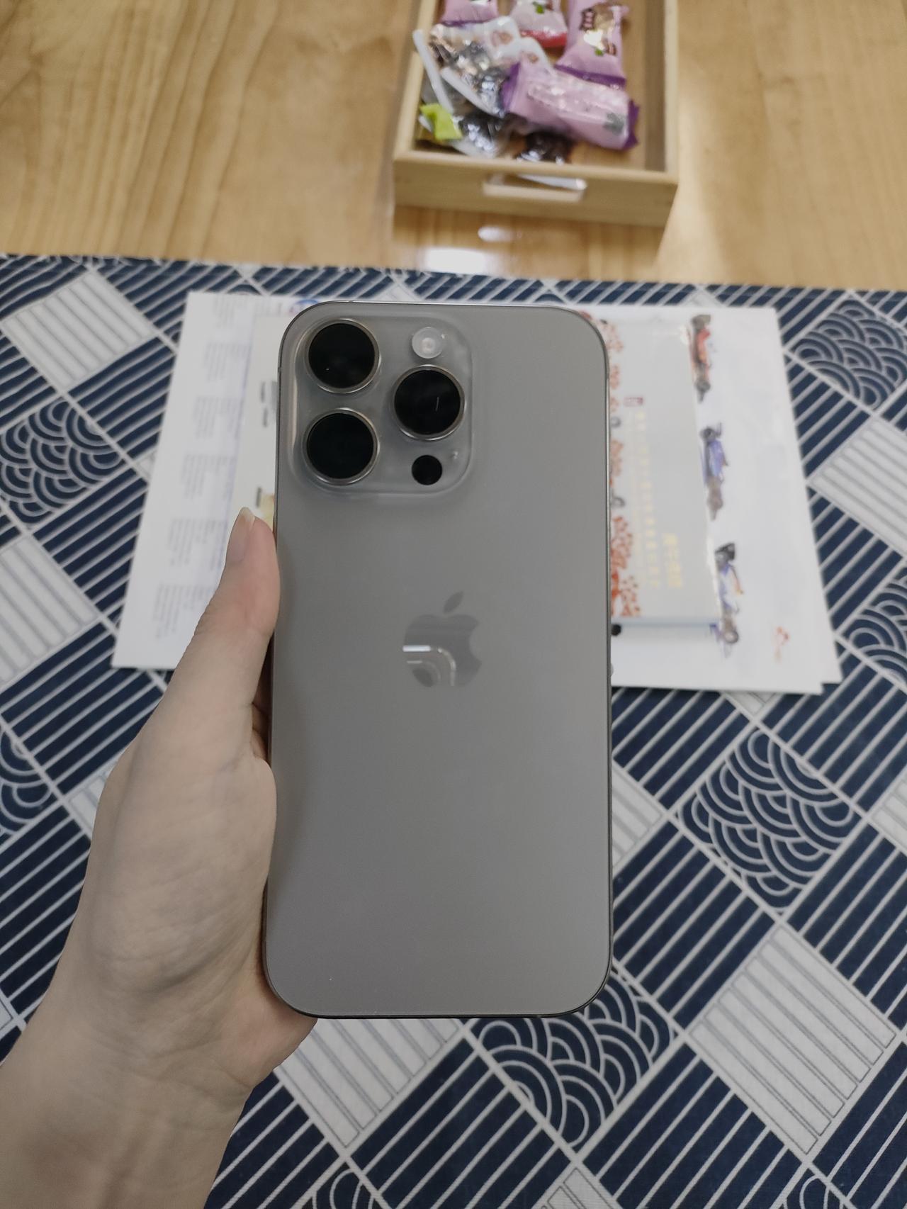 给你们看下我的暖手宝😊

不知道为啥，一到夏天我这iPhone16pro就经常
