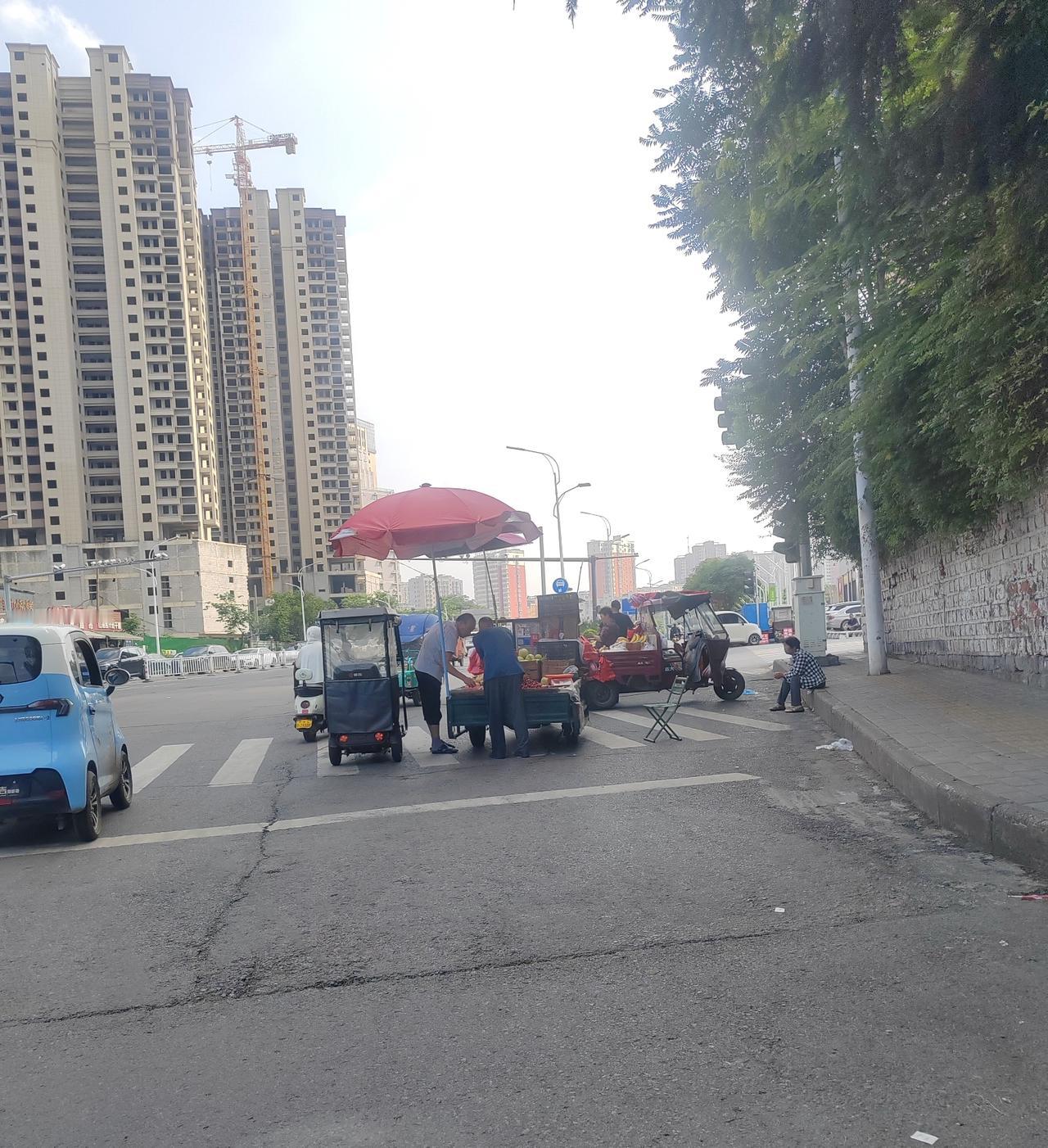这里是开源路与神马大道交叉口的西北角，也是铁路桥南的西则非机动车道。
当下的这里