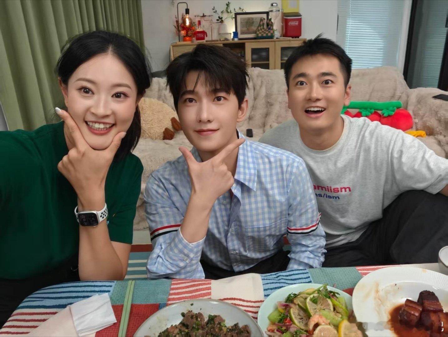 杨洋来我家吃饭啦，聊了聊《凡人修仙传》！猜猜图中两位男士分别做了什么拿手好菜[喵