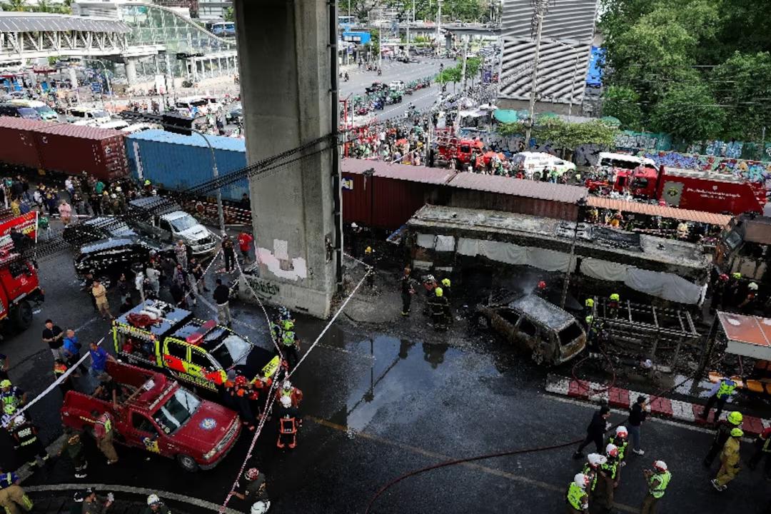 【泰国火车与公交车相撞引发大火，已造成8死25伤】据外媒5月16日报道，泰国救援