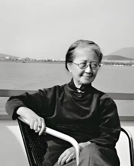 她从不体检，喝隔夜茶，患癌不化疗，活到102岁。
张充和出生在上海，祖籍安徽合肥