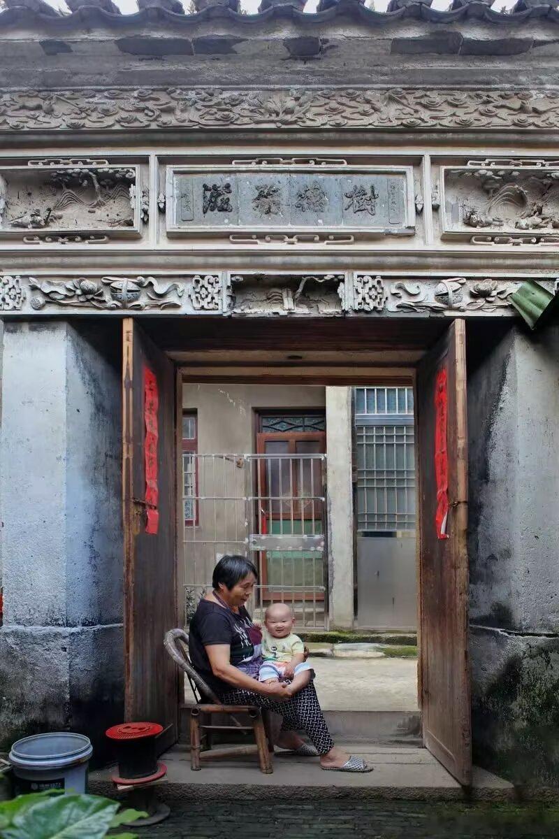 长期居住过的房子，会存在自己身上的气息场力的。这样就算自己离开了这套房子，只要房