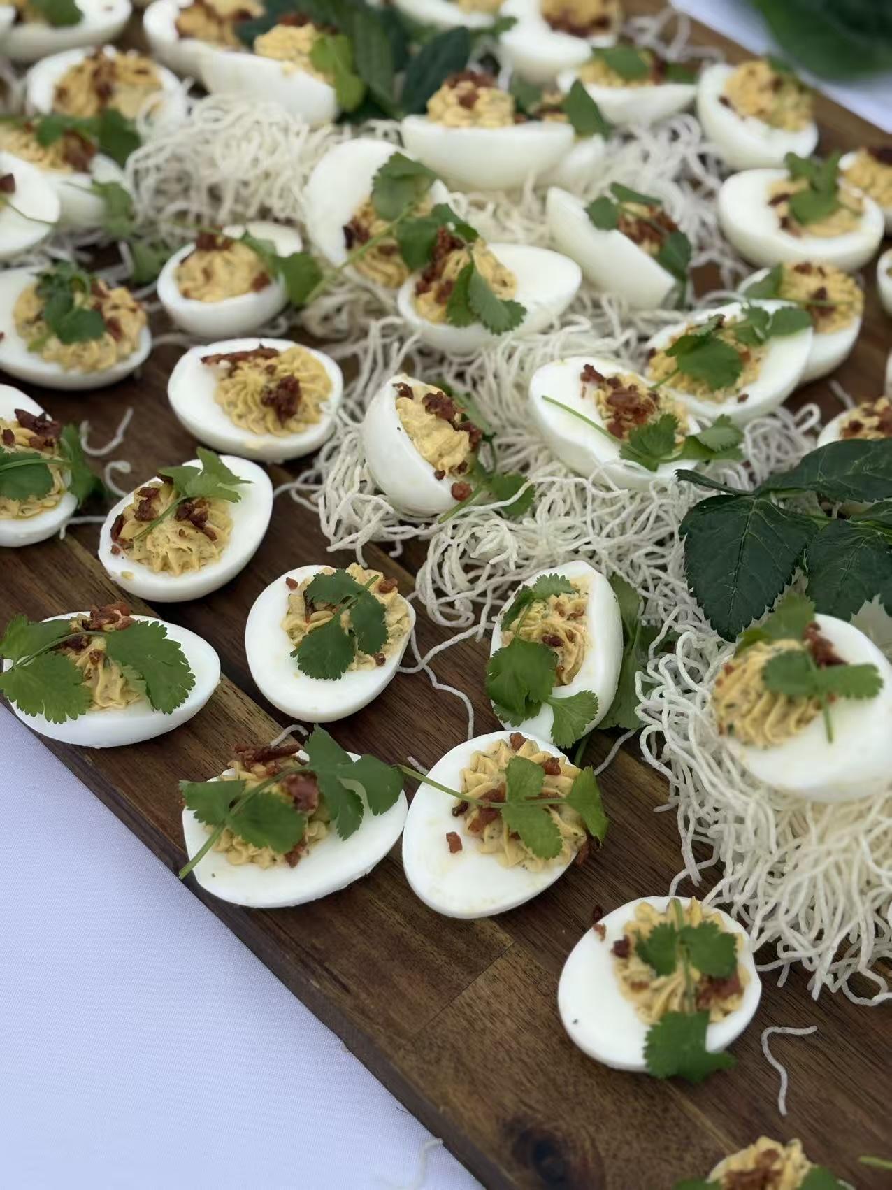 一日三餐之中应该少吃的是哪一餐晚餐，晚餐后运动量通常较少，吃多了容易堆积脂肪。