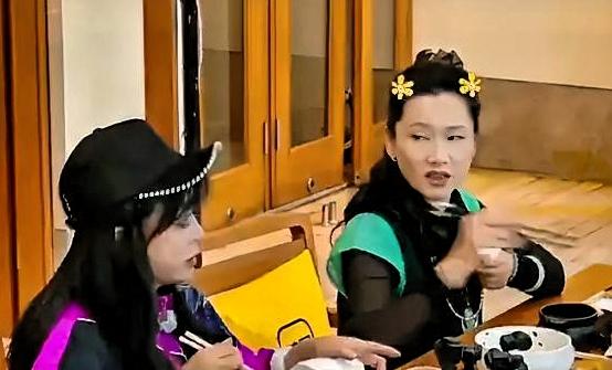 刘嘉玲把手链摘下来，送给繁花团里一个小姑娘，说了句“希望她像燕子一样自由飞”。