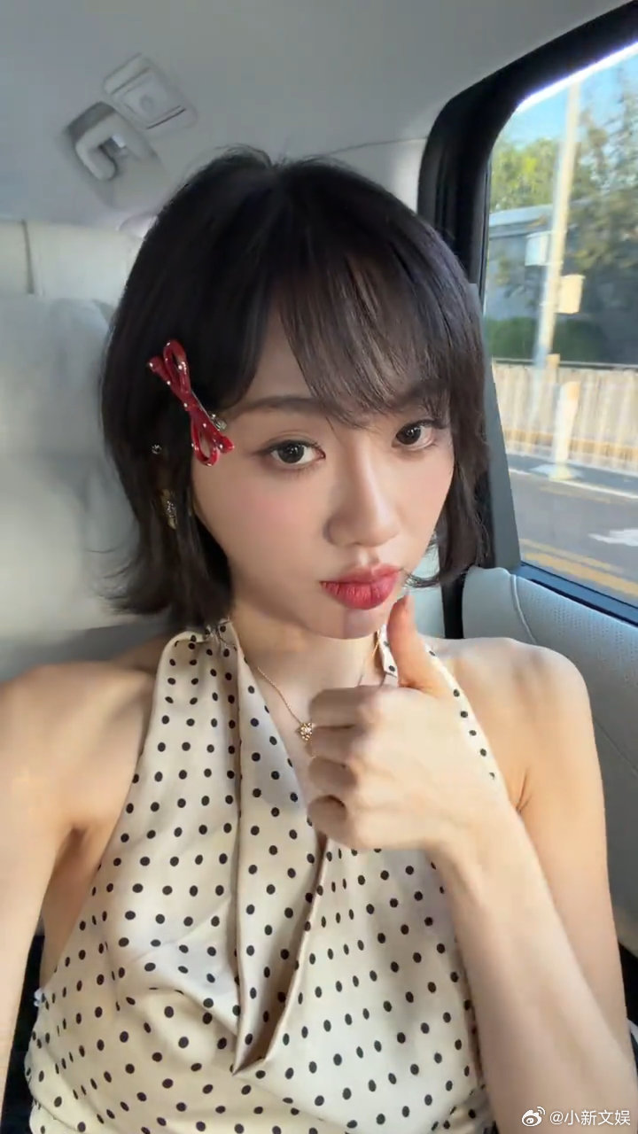 邹元清私下完全萌妹来的镜头里是利落飒爽的角色形象，私下的邹元清却是软乎乎萌妹。卸