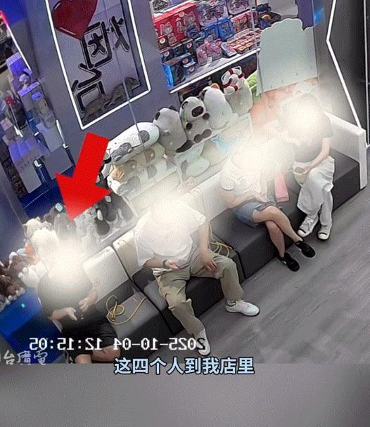 [中国赞]10月4日，山东烟台，一黑衣男子和朋友们结伴到一家店里免费给手机充电，