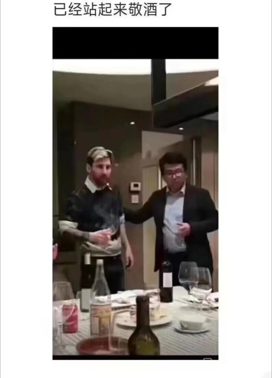 入乡随俗，这老外也学会给领导敬酒了[赞]