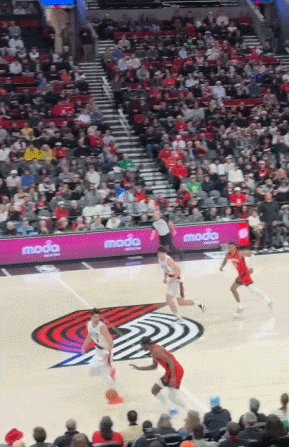 顶级视野！杨翰森这球传的真妙！
在今天NBA常规赛开拓者对阵火箭的比赛中，杨翰森