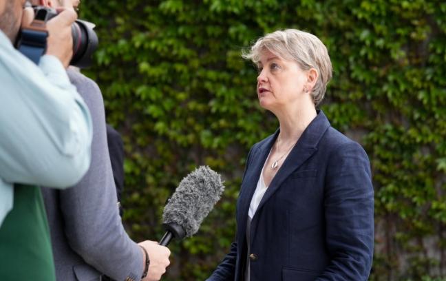英国，又一次飞向了北京。

过去几年，中英关系一度冻进了斯塔默自己口中的"冰河时