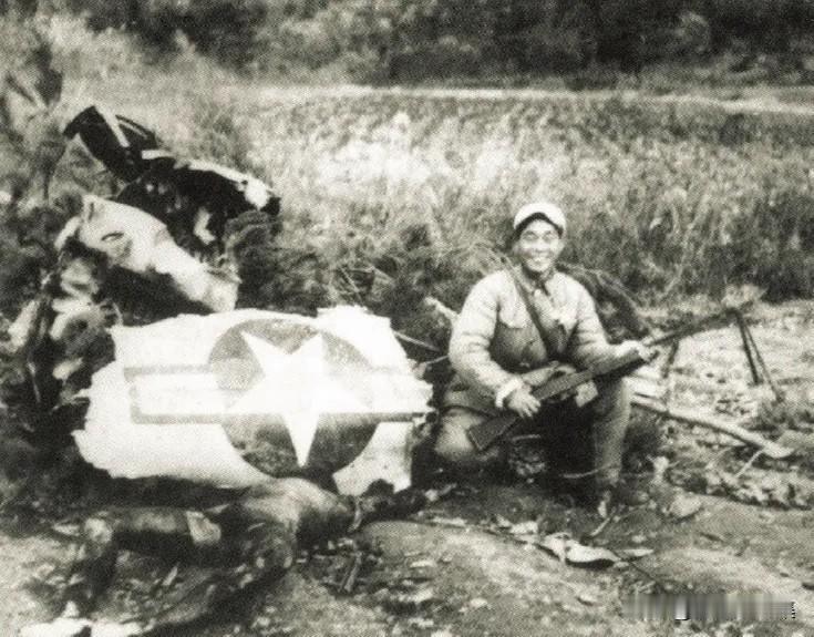 1951年2月，志愿军初入朝鲜，因缺乏对空武器，总部曾下令严禁对空射击以免暴露目