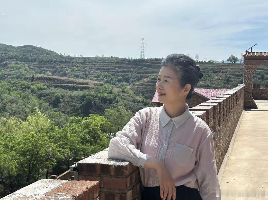 杜淳后妈郑卫莉也满头银发了，不过气质不减当年！ 