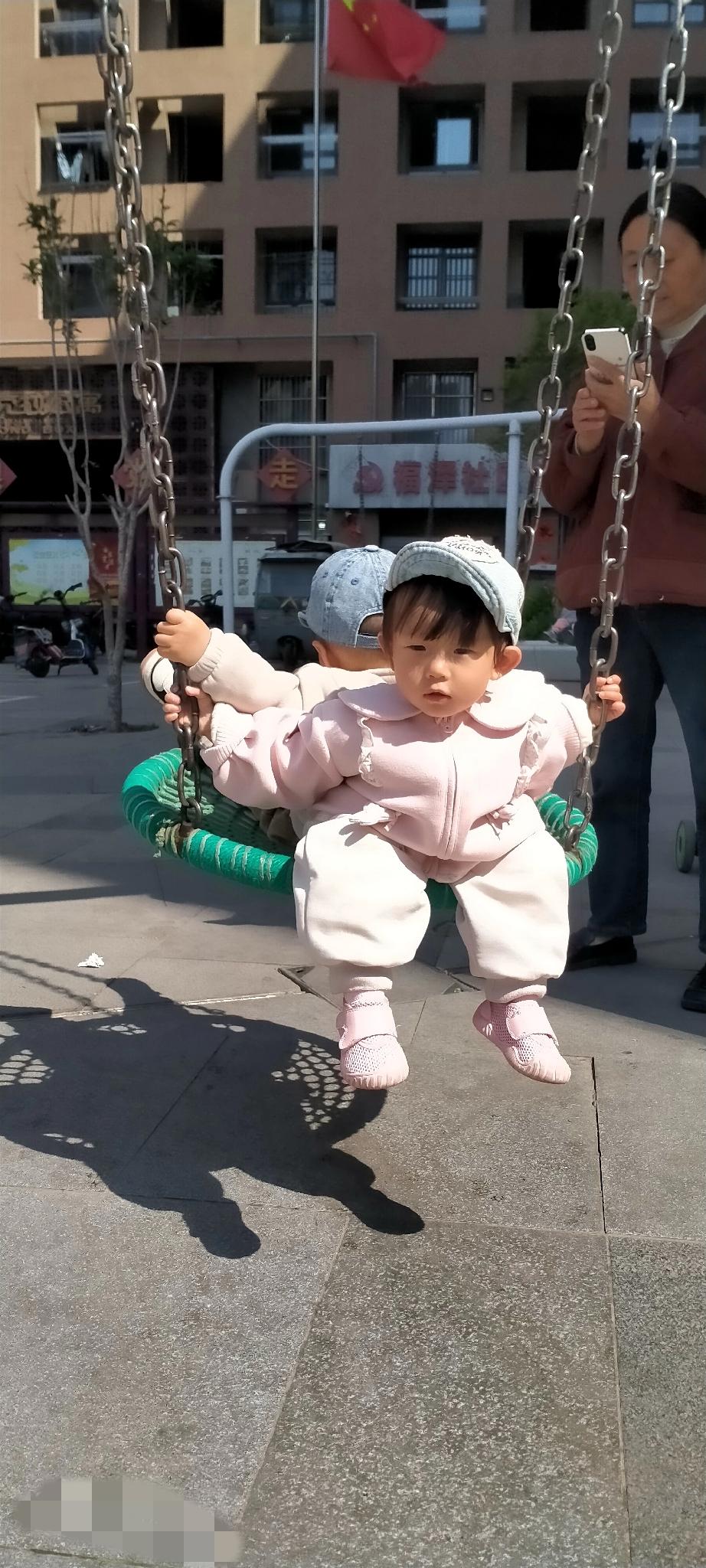 今年春天最想实现的心愿愿我家小萌宝一天比一天活波可爱，快乐的成长，有这么个可爱的