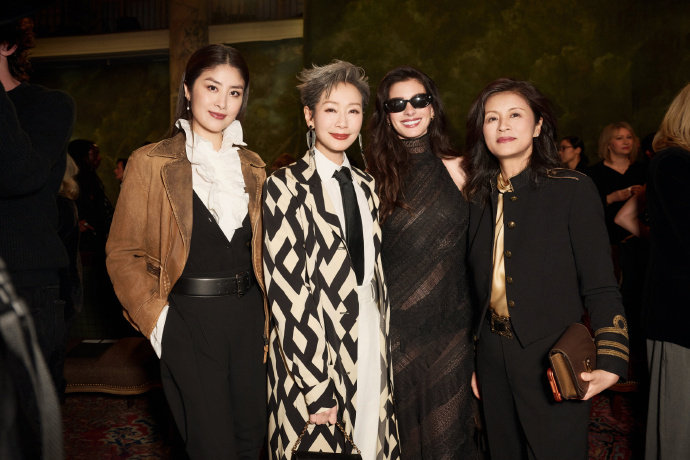 叶童安妮海瑟薇陈慧琳合照 叶童、安妮·海瑟薇、陈慧琳近日在品牌活动上偶遇同框，随