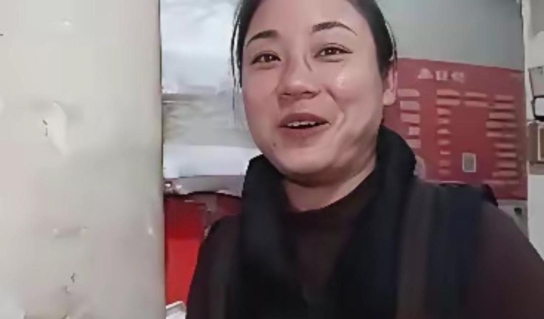 不知道潘晓梅现在后悔了没。当年为了扶持亲弟弟，她硬是把自己的小家拆散了——跟丈夫
