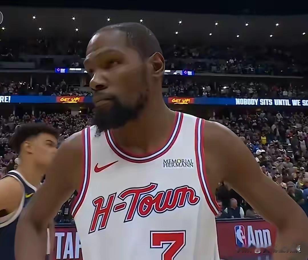 杜兰特言论引爆篮球圈！
此观点源于他做客的播客节目《Unguarded》。
他在