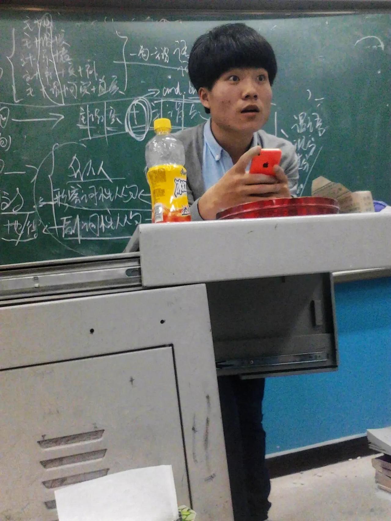 董宇辉当年的蘑菇头发型，课堂教学。