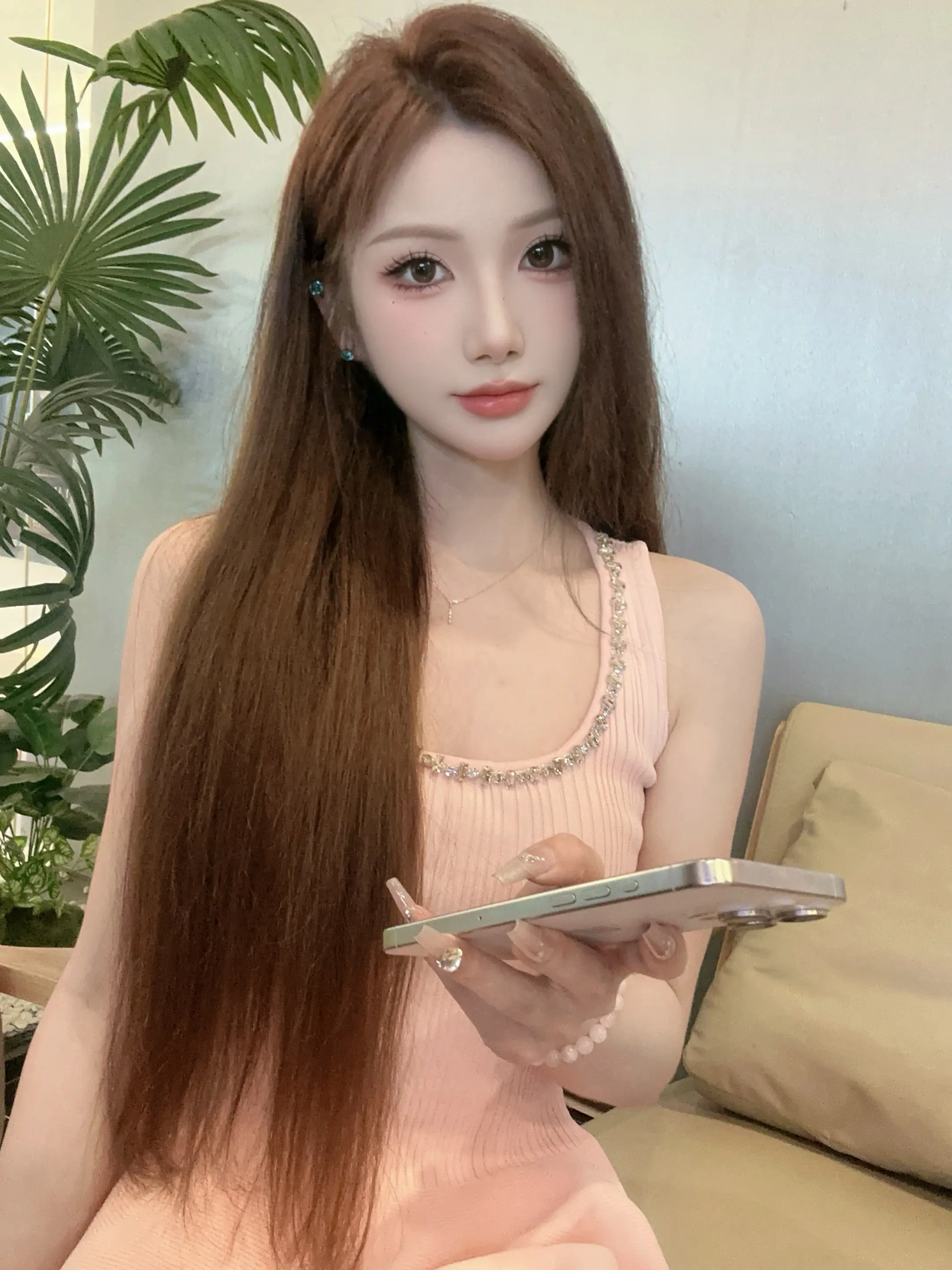她说远方没有花开  她说青春一去不在  现实的土壤快要把她的理想掩埋