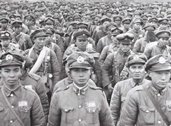 1945年8月，陈诚负责“裁军”，把大量杂牌军校毕业、行伍出身的军官裁减回家。中