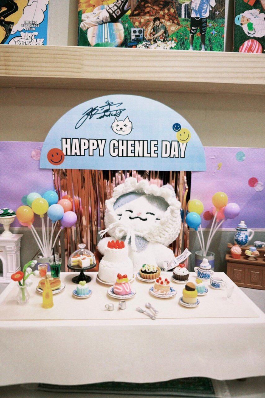 钟辰乐生日好有爱！打卡粉丝生咖、签名互动，还请粉丝喝咖啡，双向奔赴太让人羡慕！ 