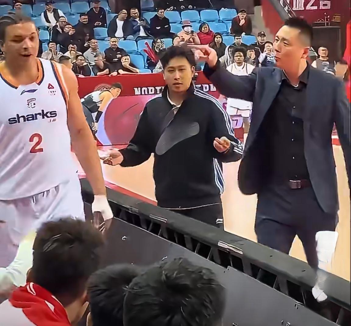 CBA当年球星和主教练之间在CBA不可避免发生矛盾，卢伟和洛夫顿如何实现将相和？