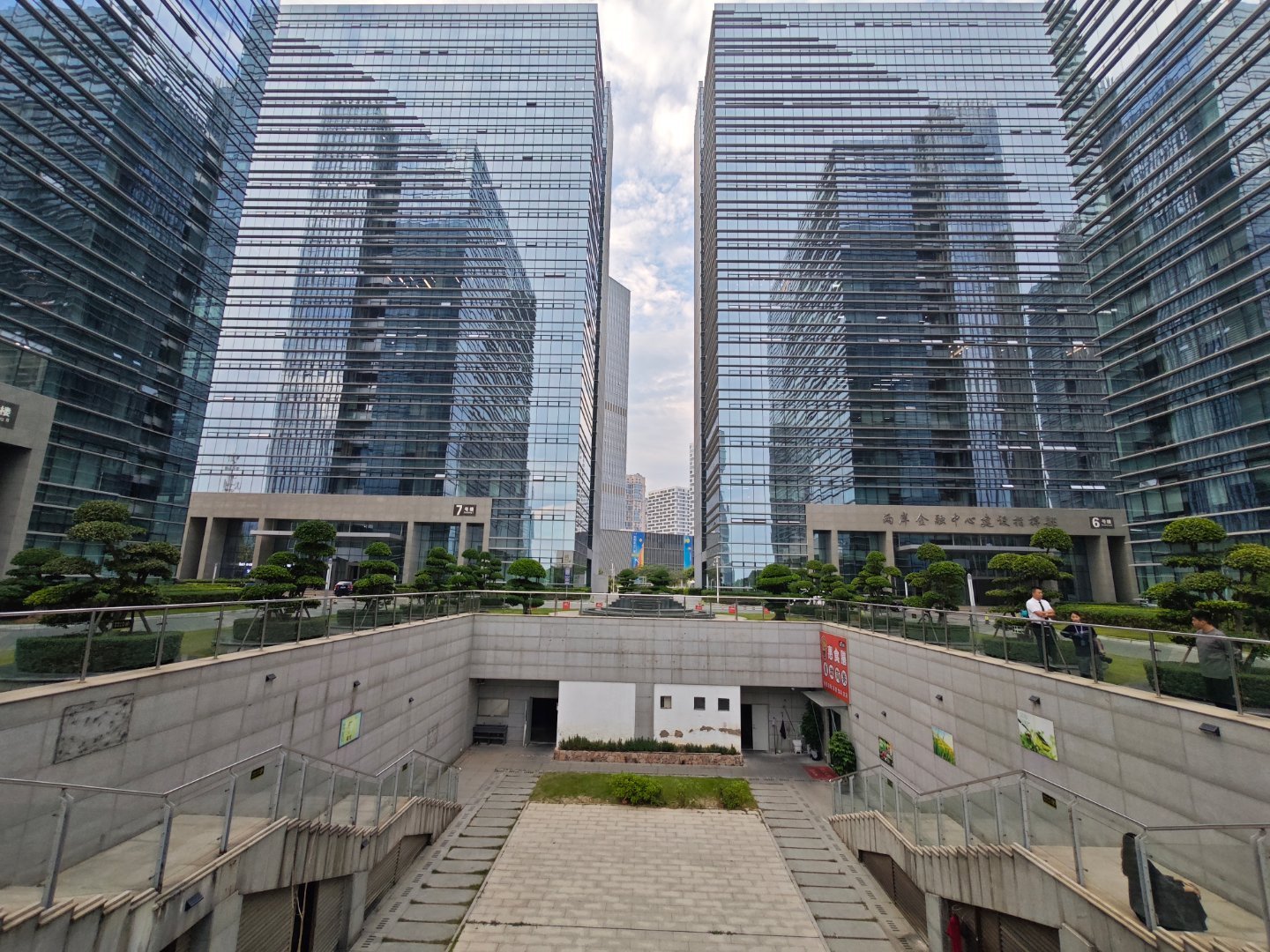 “那这边的话，您每个月的工资在实习期是4200块钱”“青春没有售价！”“加上餐补