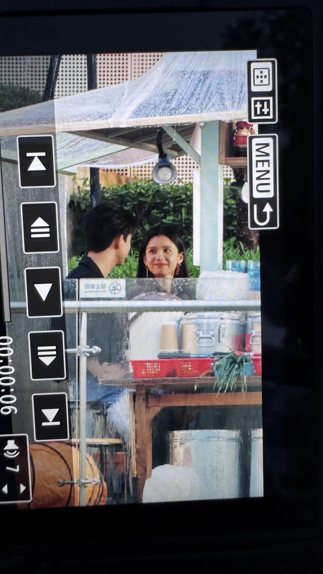 张婧仪和李现吃饭有说有笑 李现下班