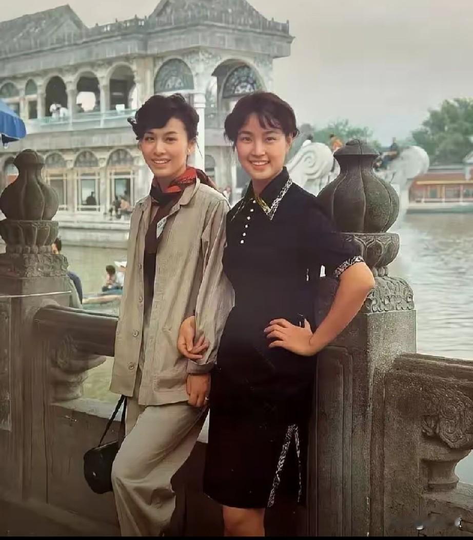 老照片，这是刘晓庆和日本女影星栗原小卷的合影。
1979 - 1980年代，这张