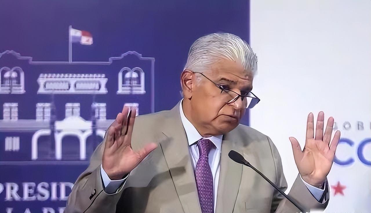 巴拿马最近有点坐不住了。
运河事务部长何塞·拉蒙·伊卡萨站在镜头前一脸愁容，不停