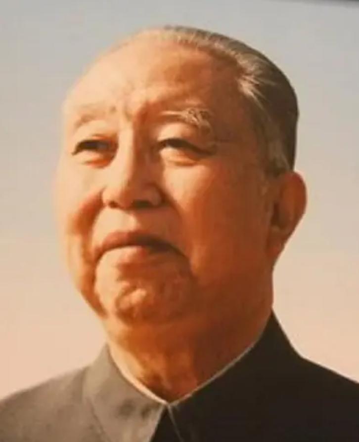 华主席从地方走向中央，受命于危难之际，是毛主席生前指定的接班人

1976年2月