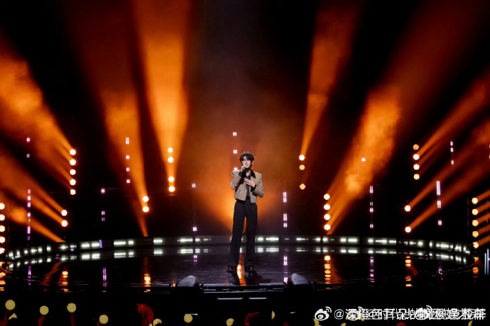 李宇春宋亚轩互补李宇春宋亚轩把对方的发色穿在身上这是什么神仙同框细节！李宇春黑发