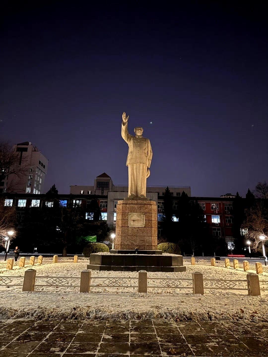 全国好像有35所大学有教员雕像。刚才看到有人分享了这张图，这是北京交通大学的校园