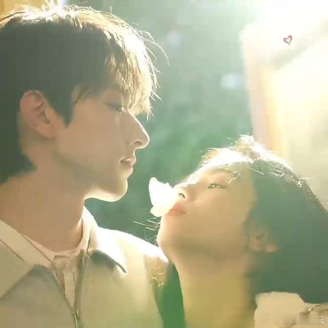 #周也林一演情侣##林一周也同框对我眼睛太友好#爱情在周也与林一之间悄然绽放，那